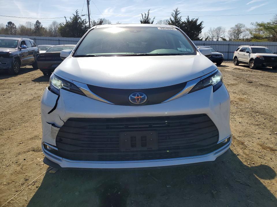 2022 Toyota Sienna xle