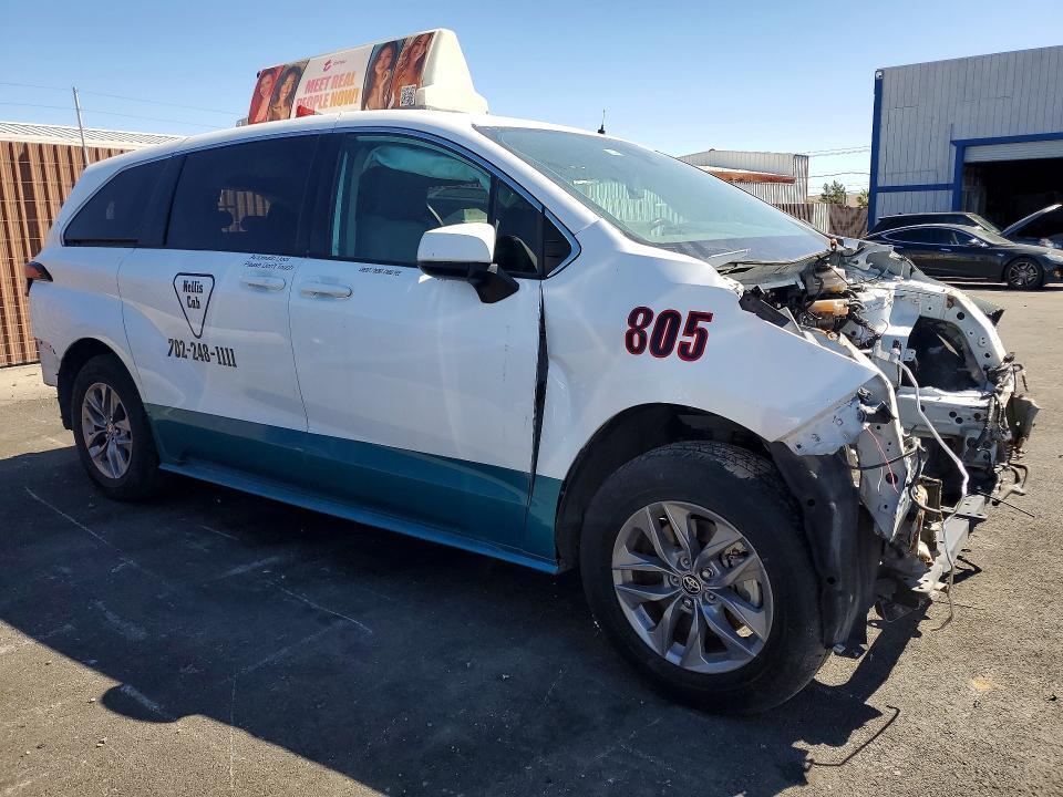 2022 Toyota Sienna le 8-passenger