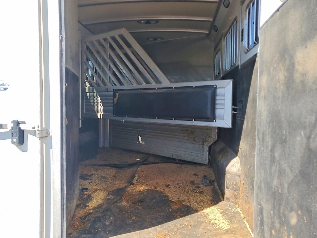 2011 Cimr 2011 Cimarron LX3HG18706270E Horse Trailer