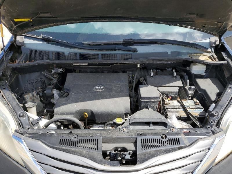 2012 Toyota Sienna xle 8-passenger