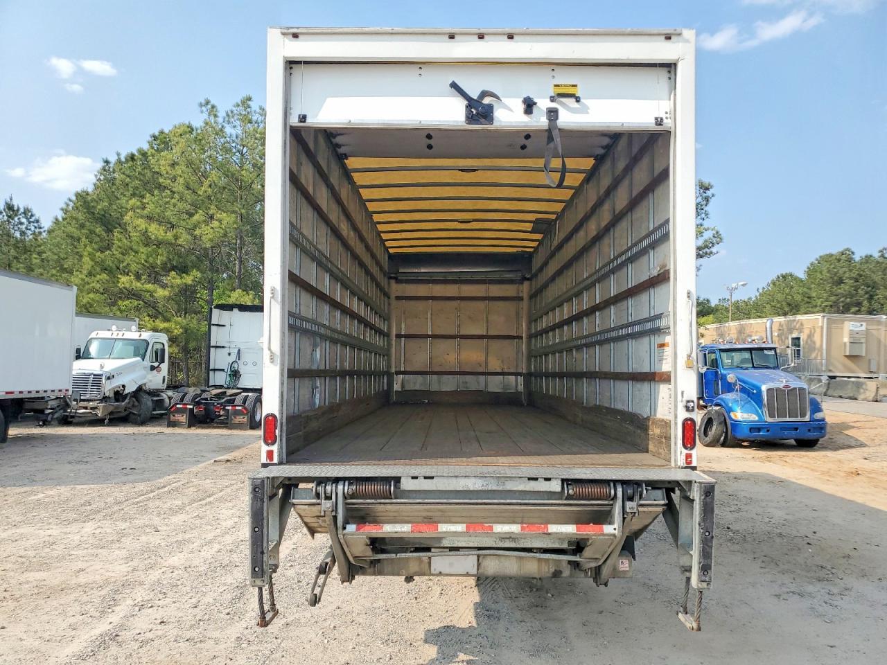 2019 Freigliner 2019 Freightliner Business Class M2 BOX Truck