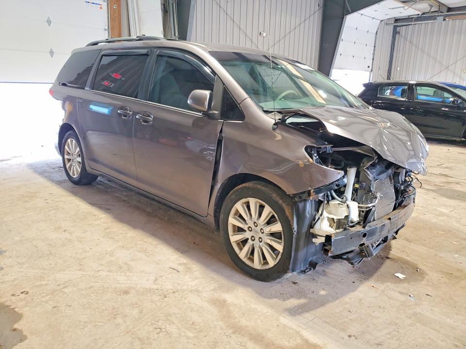 2013 Toyota Sienna le 7-passenger