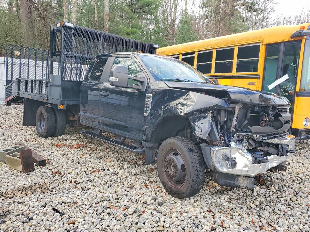 2018 Ford F550 Super Duty Crew Cab Flatbed Truck