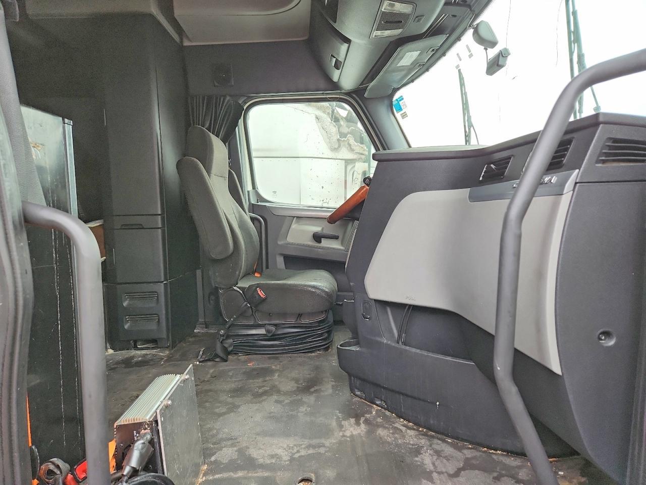 2020 Freightliner Cascadia 116 Semi Truck