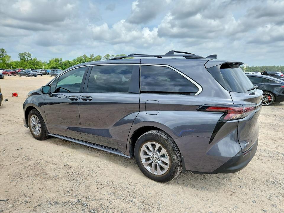 2025 Toyota Sienna le 8-passenger