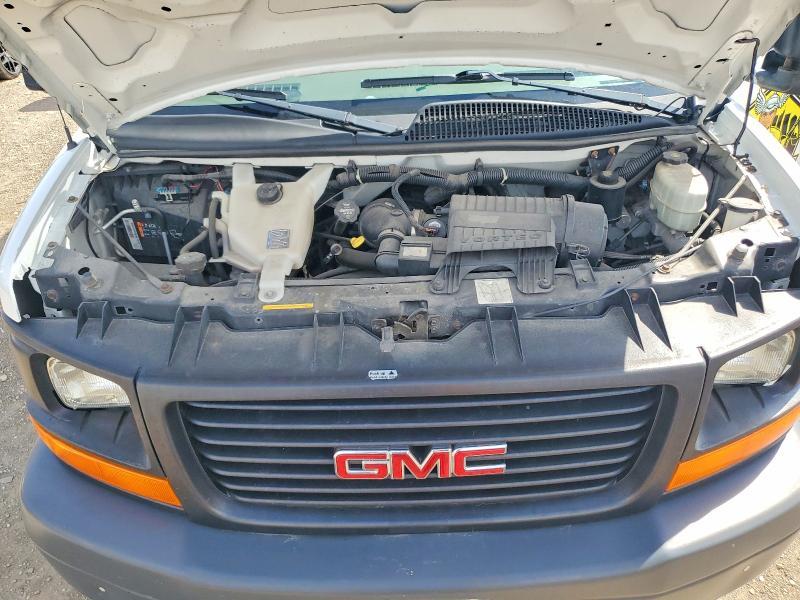 2013 GMC Savana box Truck