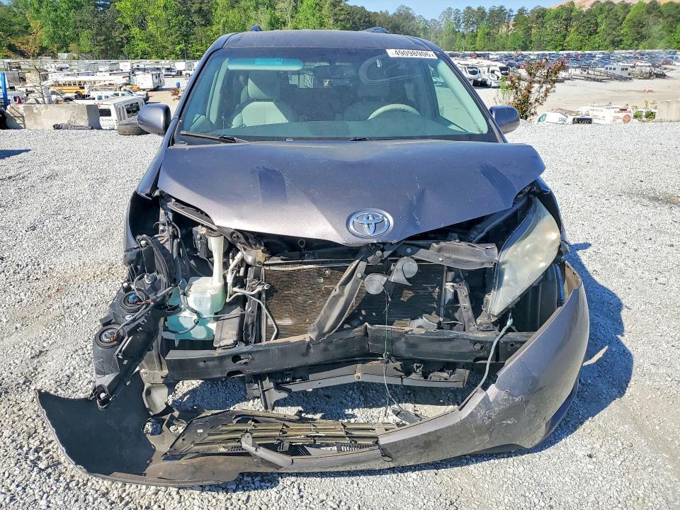 2012 Toyota Sienna le 8-passenger