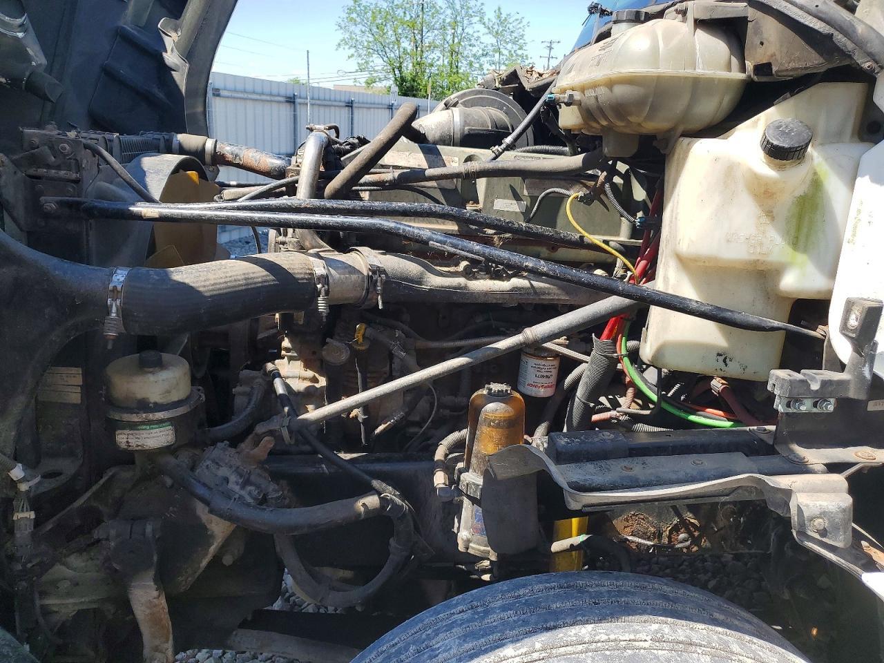 2004 Freigliner 2004 Freightliner CST120 Semi Truck