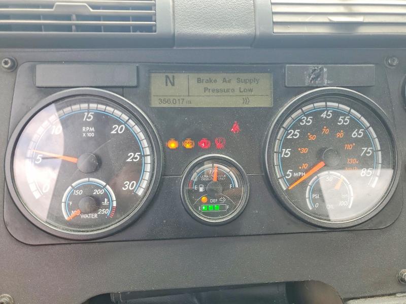 2018 Freightliner Cascadia 1-semi Truck