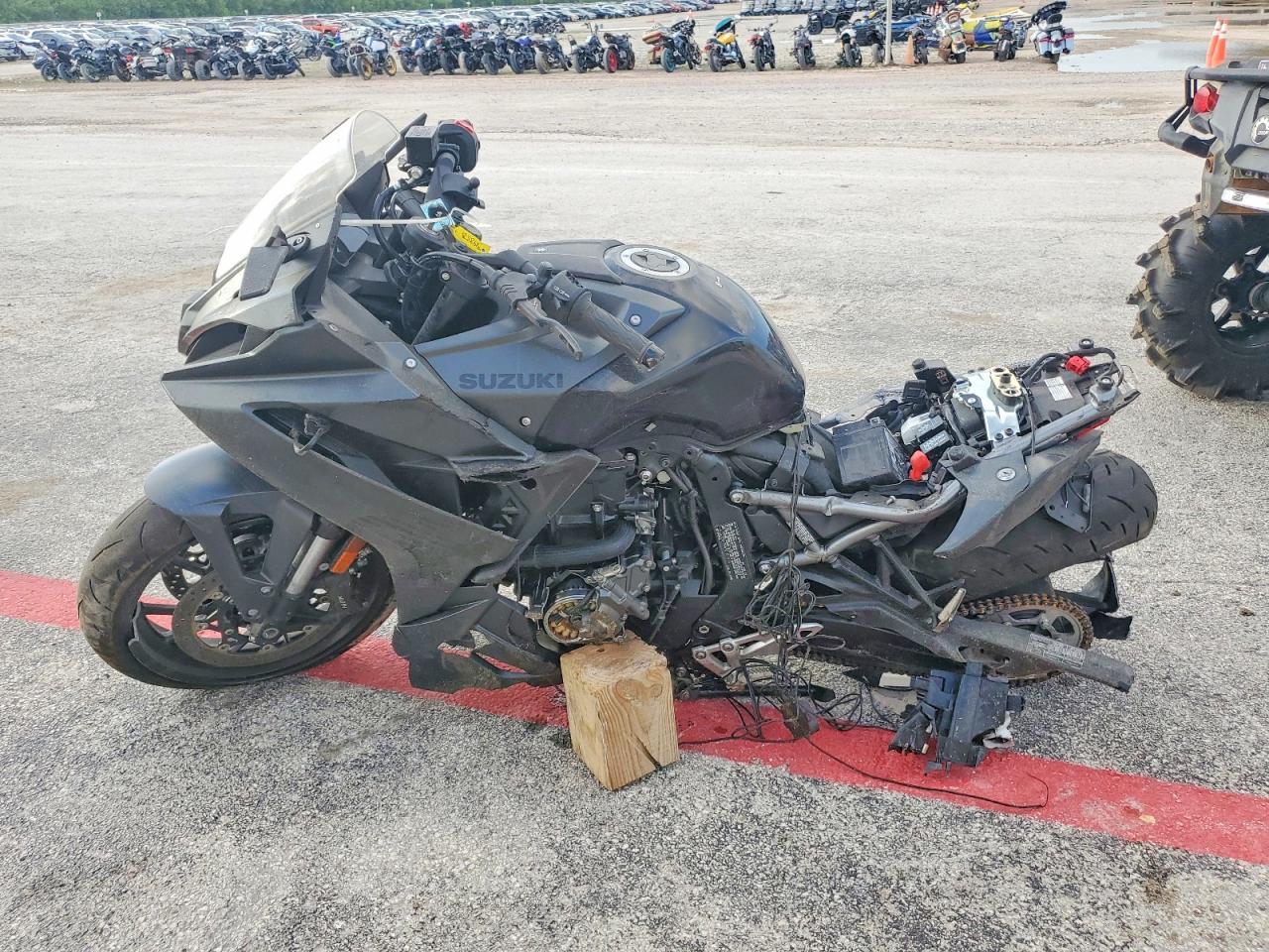 2025 Suzuki GSX800 F