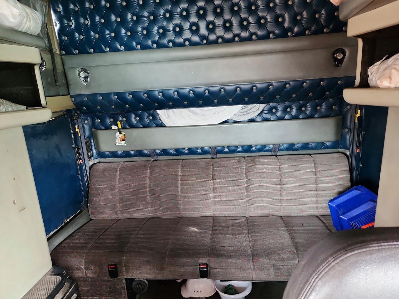 2000 Kenworth W900 Semi Truck