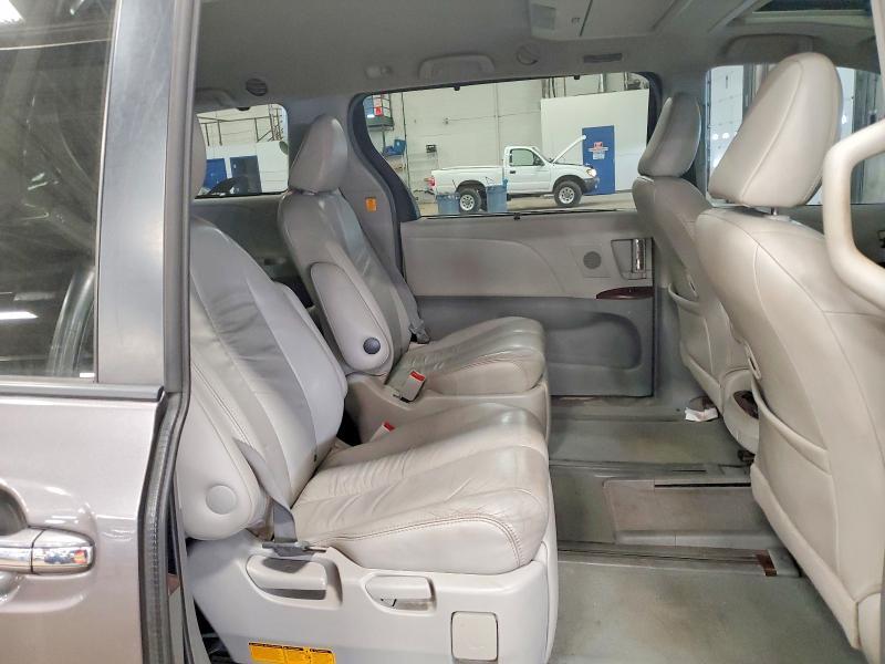 2011 Toyota Sienna xle 7-passenger