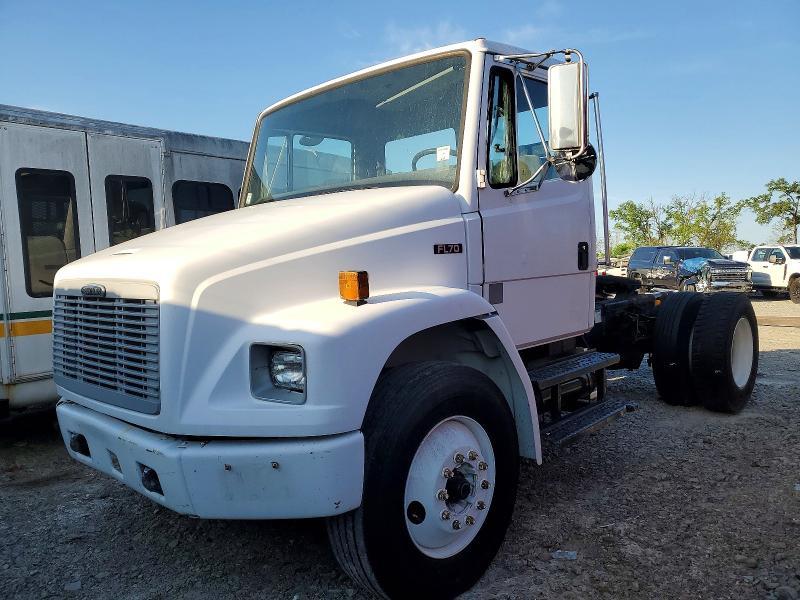 2004 Freightliner Medium Con-truck cab and Chassis