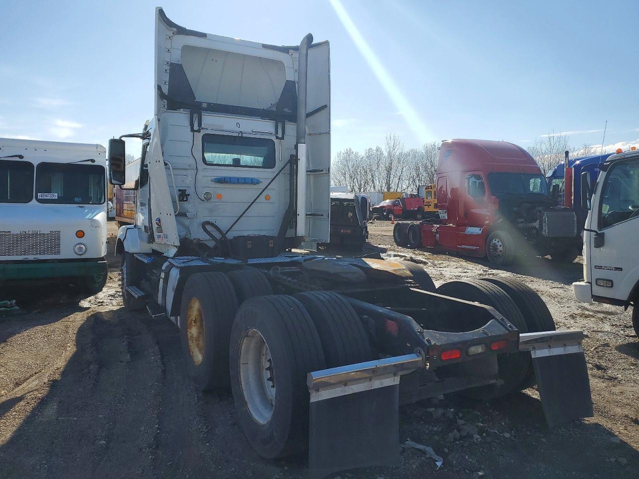 2014 Volv O VNL Semi Truck
