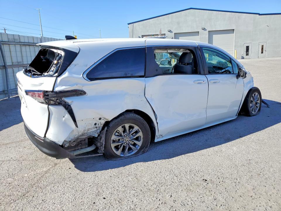 2026 Toyota Sienna le 8-passenger