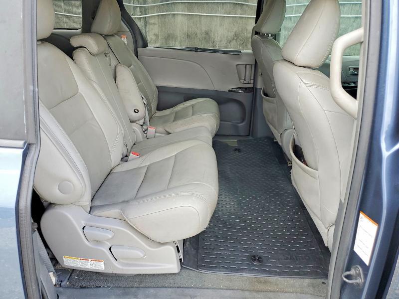 2015 Toyota Sienna xle 8-passenger