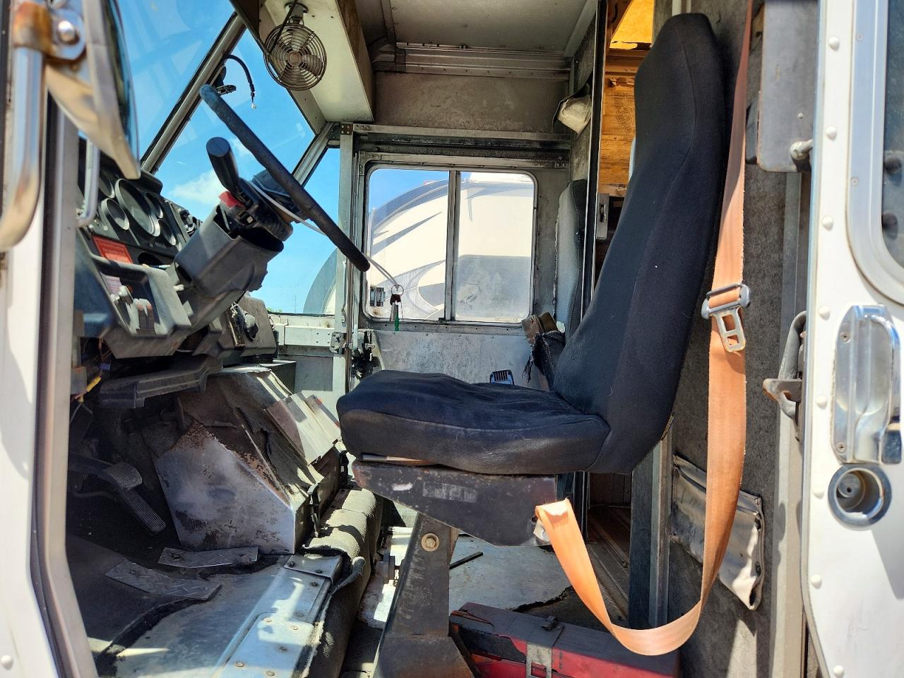 2000 Freightliner MT45G Delivery Truck