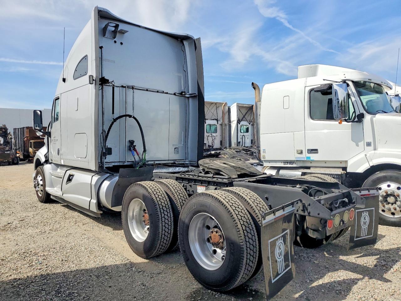 2012 Kenworth T700 Semi Truck