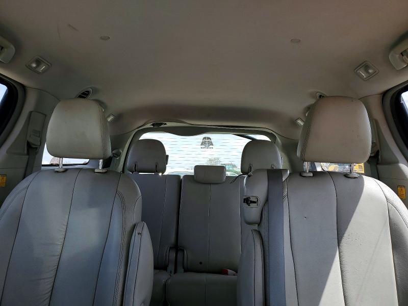 2012 Toyota Sienna xle 8-passenger