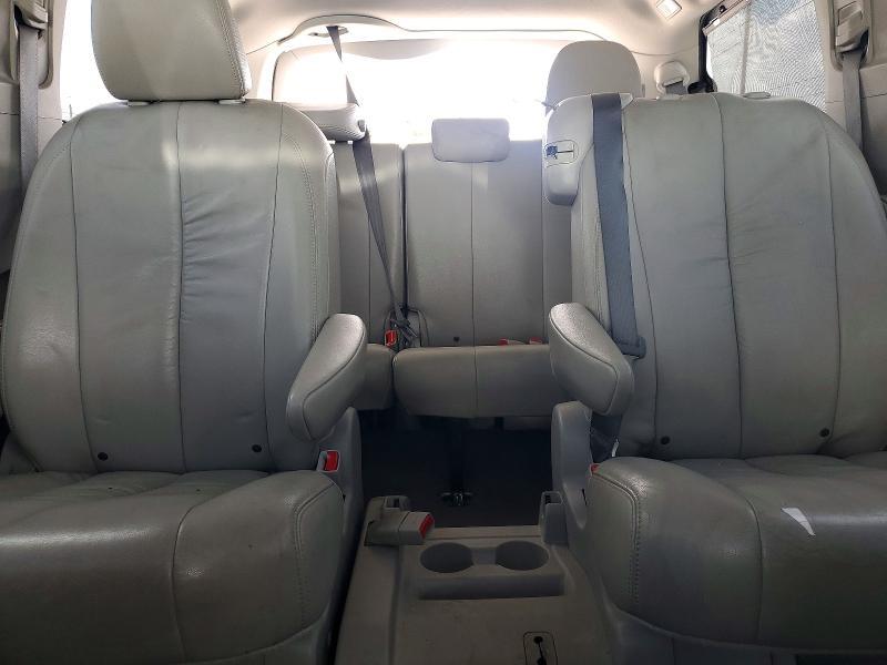 2011 Toyota Sienna xle 8-passenger