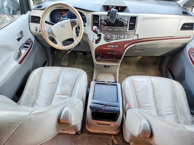 2011 Toyota Sienna xle 8-passenger