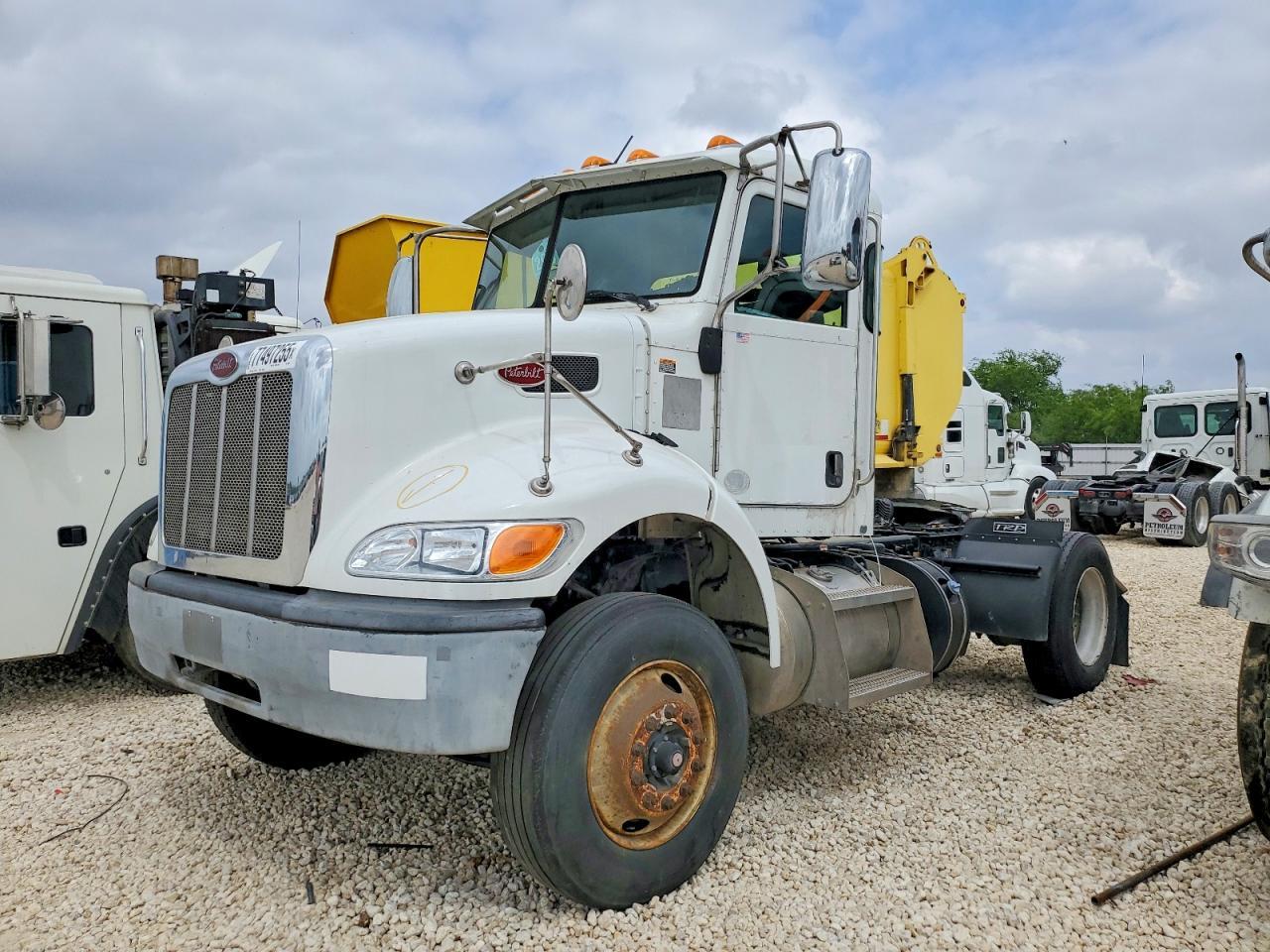 2017 Peterbilt 348 Semi Truck