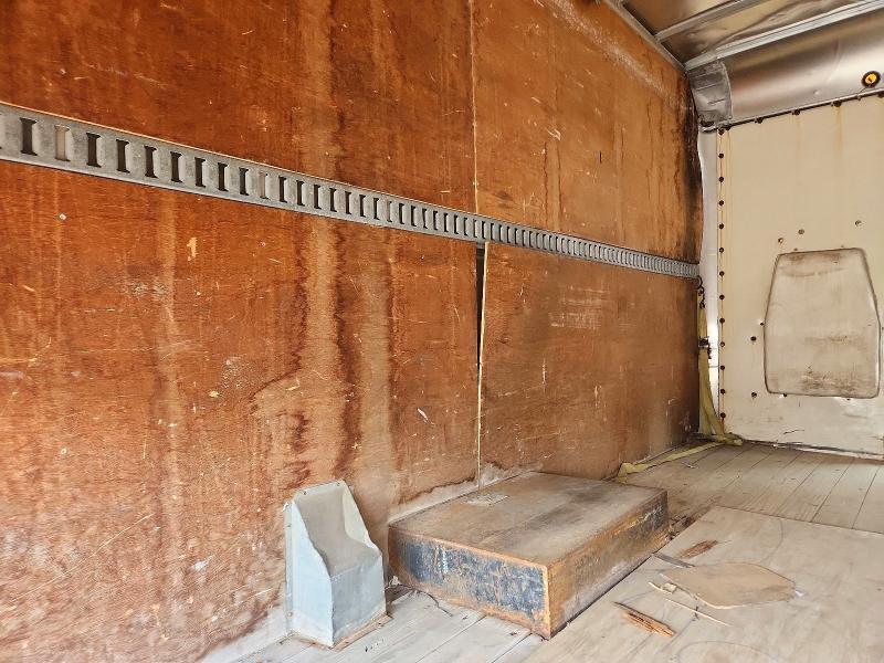 2005 Ford E350 box Truck