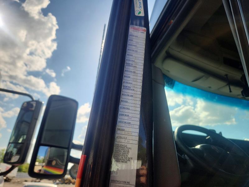 2014 Kenworth T680 Semi Truck