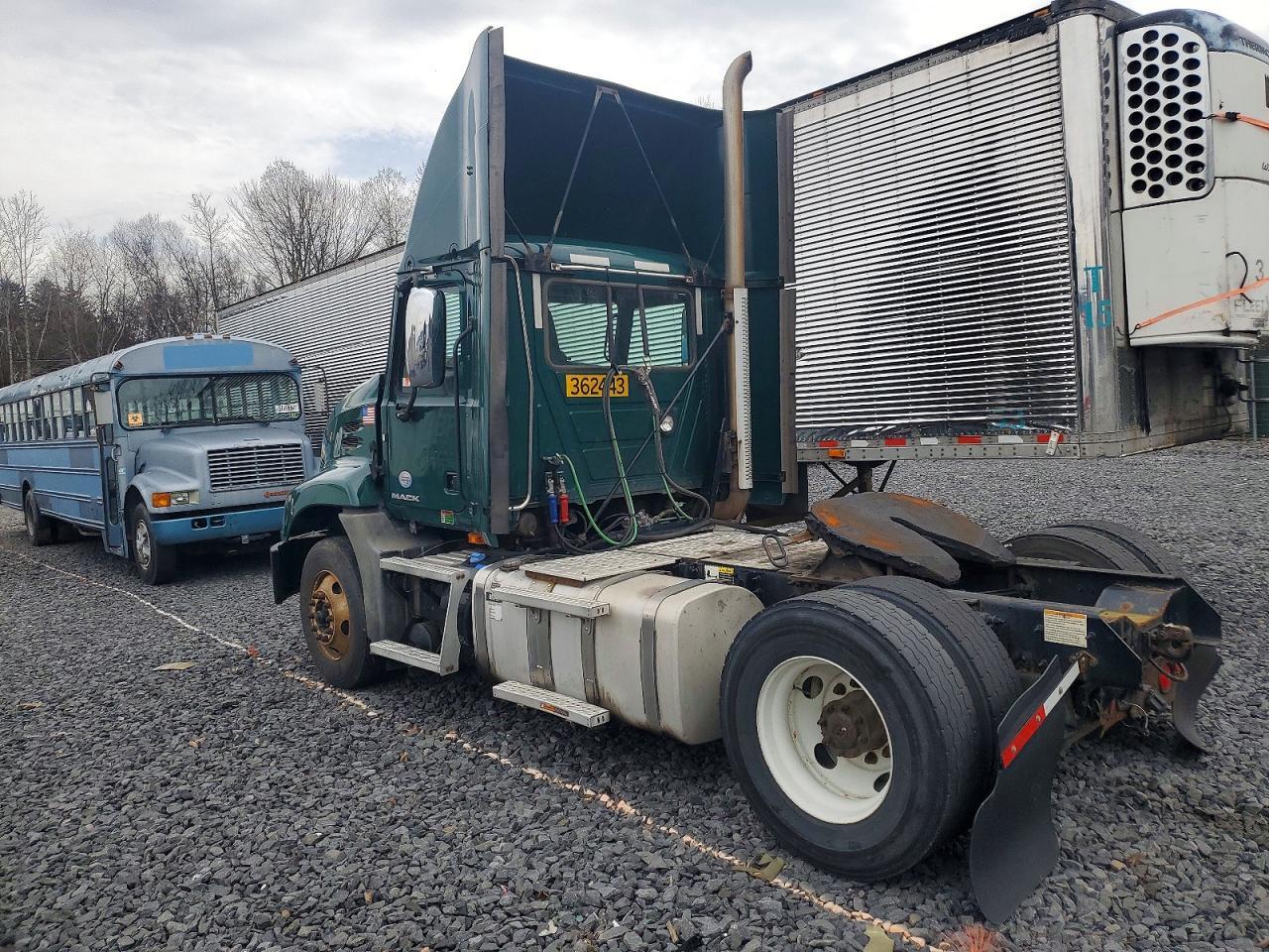 2017 Mack CXU612 Semi Truck