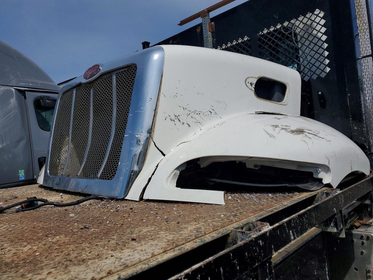 2016 Peterbilt 337 Flatbed Truck