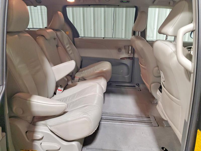 2011 Toyota Sienna xle 8-passenger