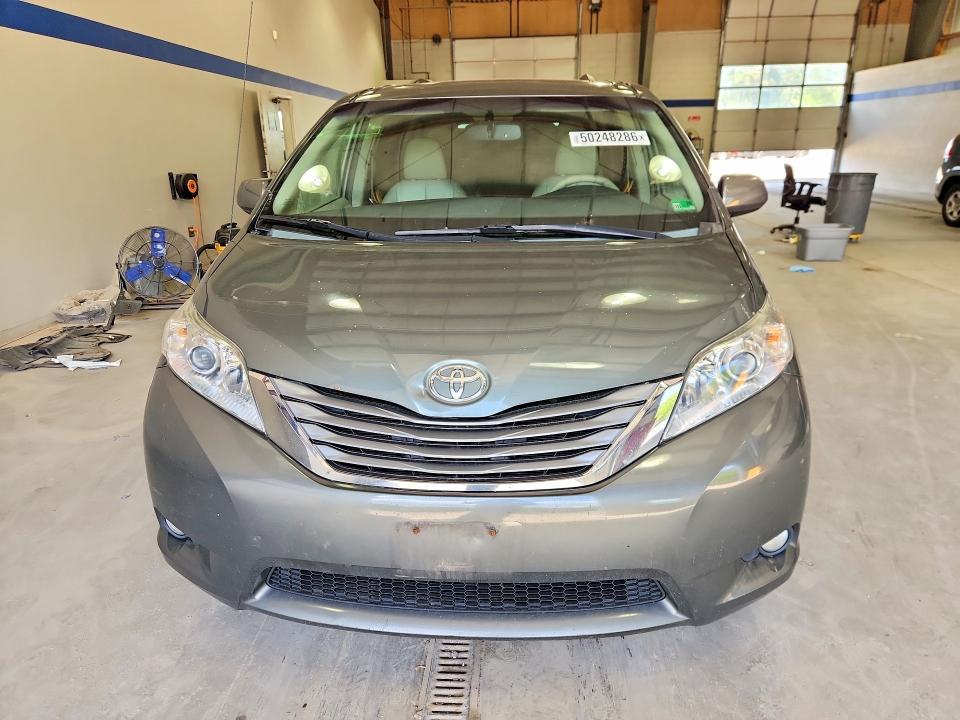 2013 Toyota Sienna xle 8-passenger