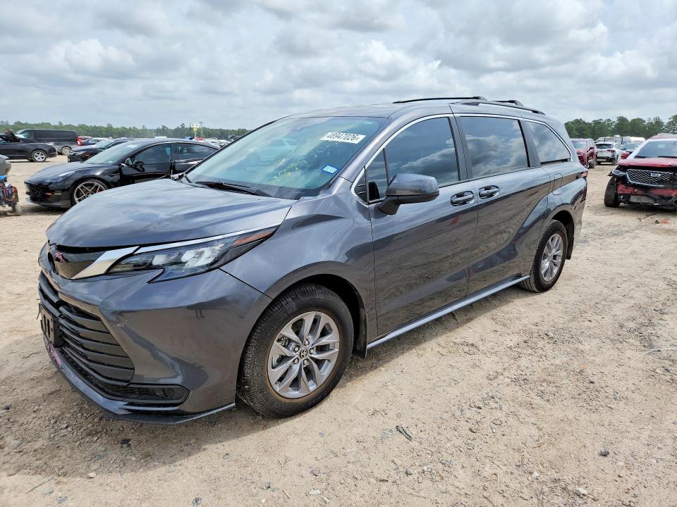 2025 Toyota Sienna le 8-passenger