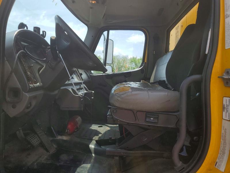 2013 Freigliner 2013 Freightliner Business Class M2 BOX Truck