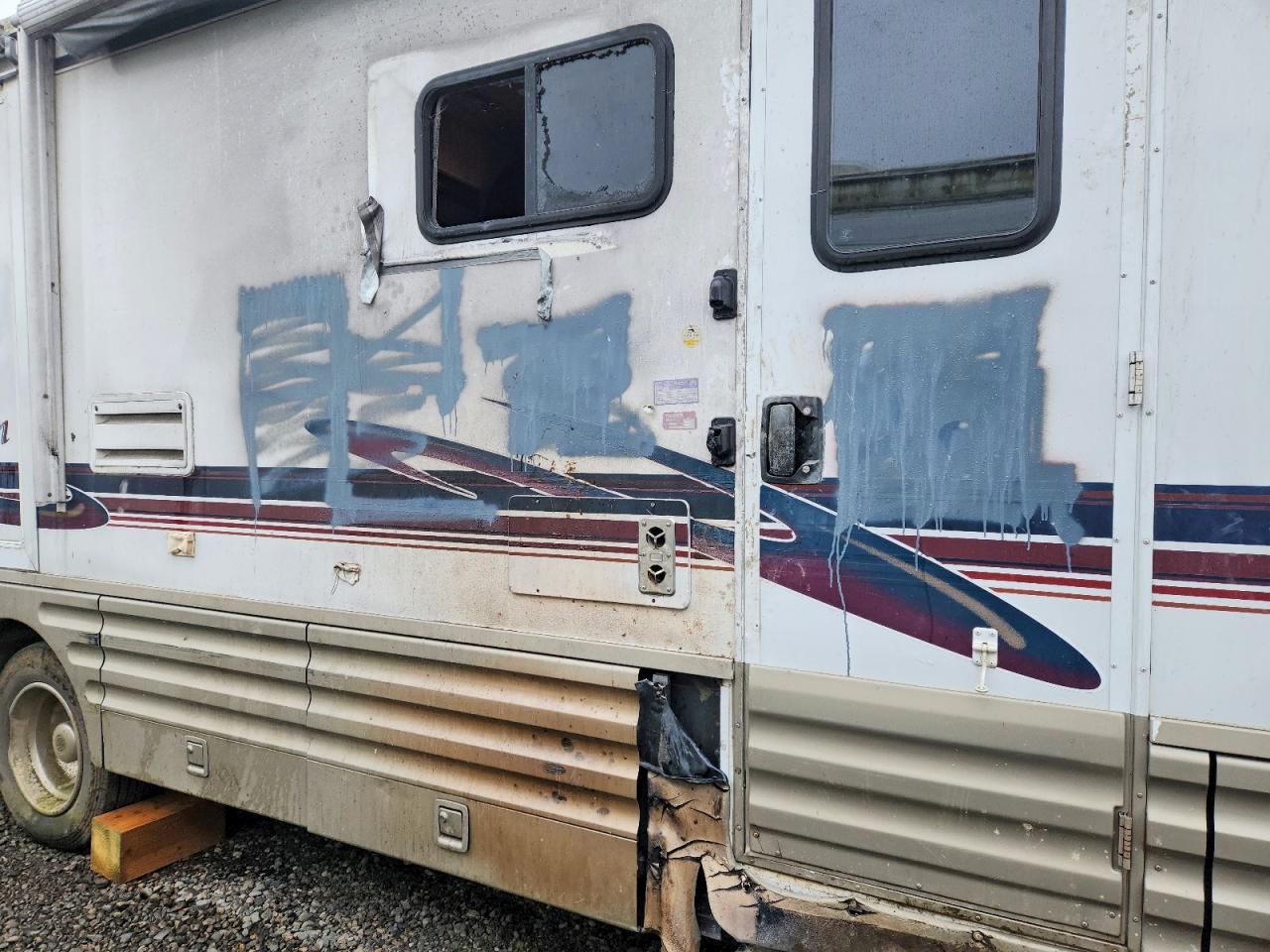 1999 Winnebago Cheiftain RV