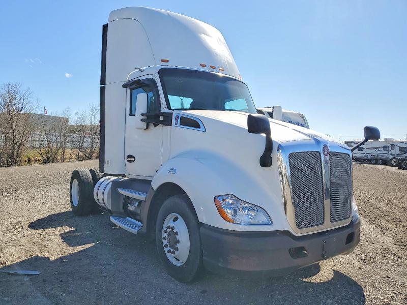 2016 Kenworth T680 Semi Truck