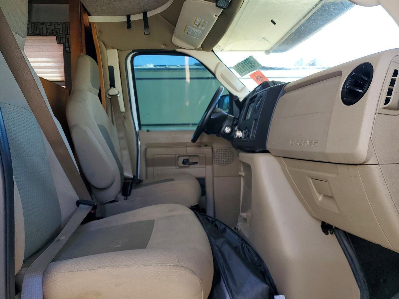 2018 Ford Econoline E450 Super Duty Cutaway Van