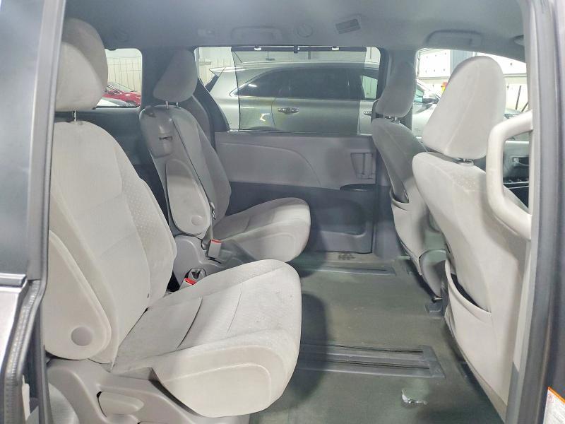 2017 Toyota Sienna le 8-passenger