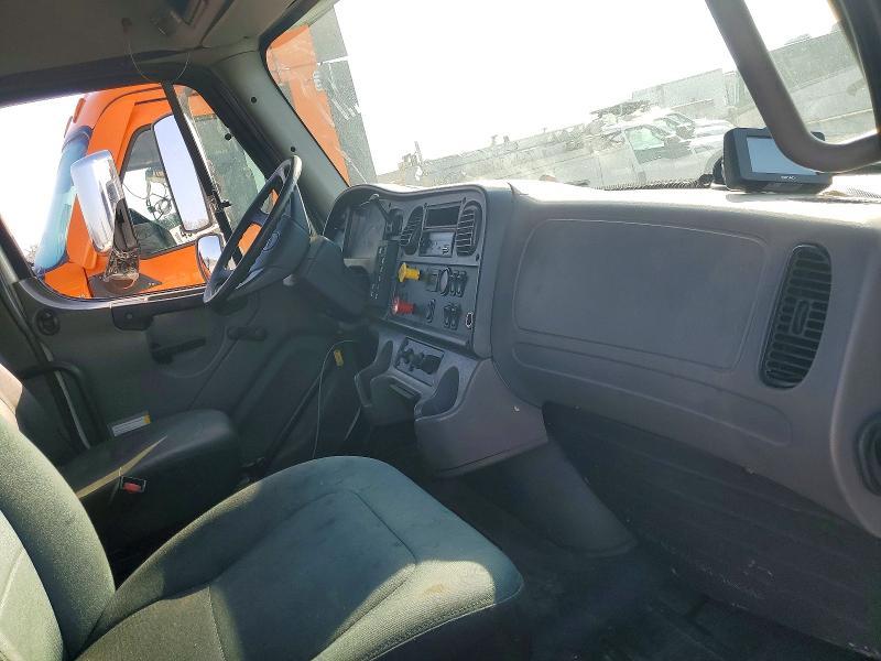 2005 Freightliner Business Class M2 Semi Truck