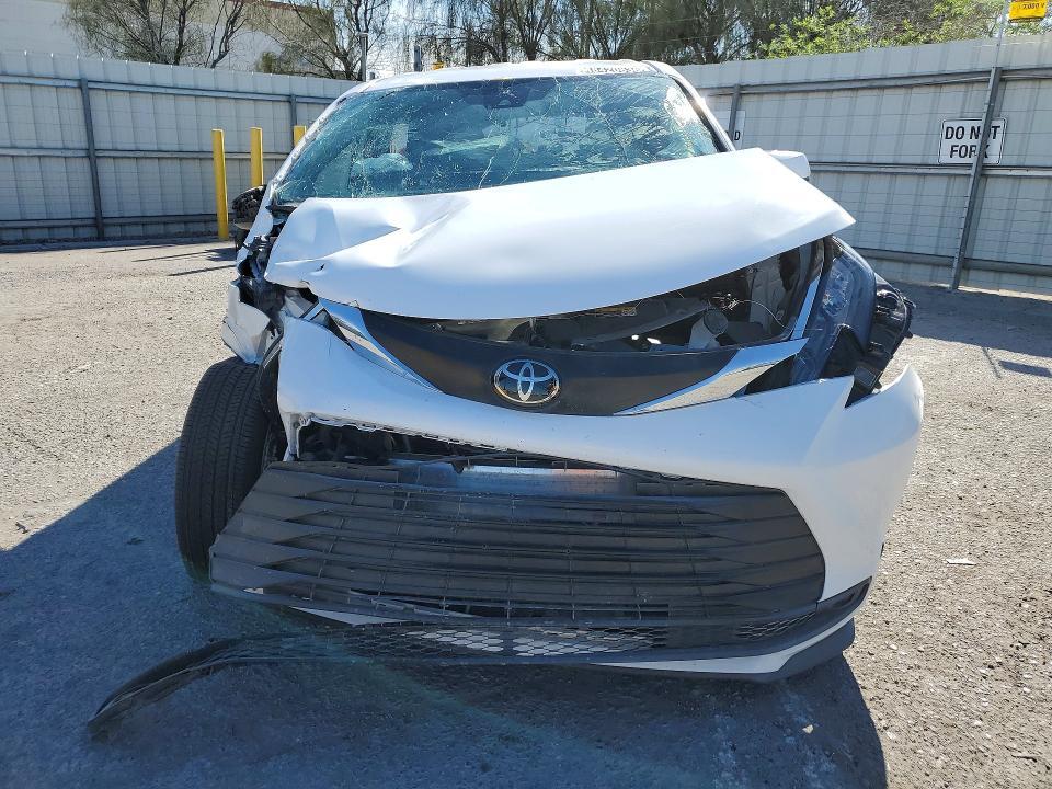 2026 Toyota Sienna le 8-passenger