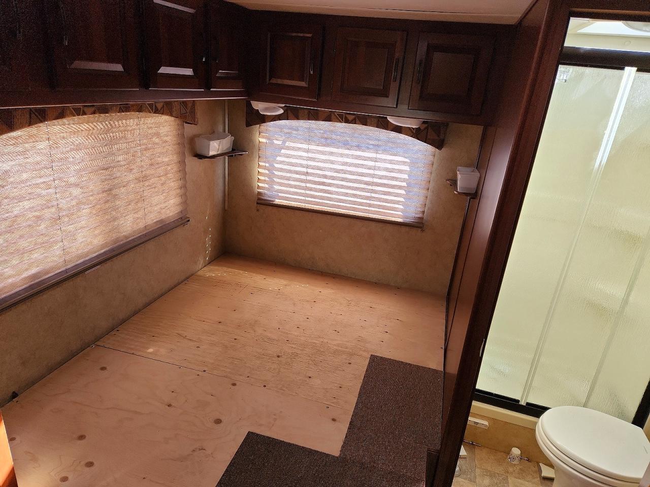 2013 Ford Econoline E450 Super Duty Cutaway Van