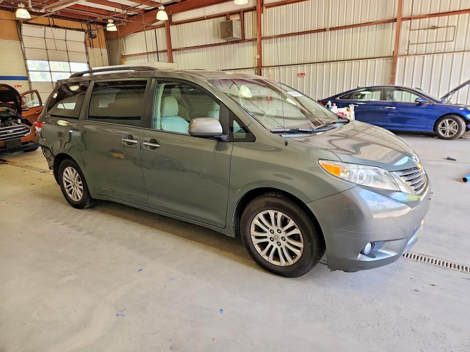 2013 Toyota Sienna xle 8-passenger