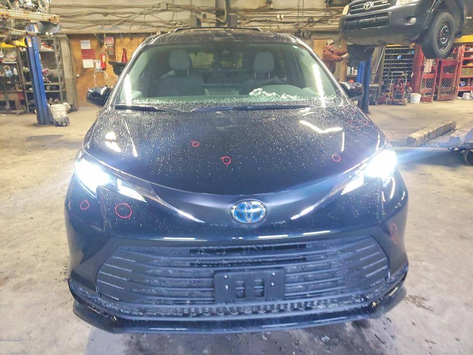 2025 Toyota Sienna le hev awd