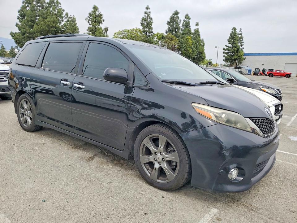 2017 Toyota Sienna se 8-passenger