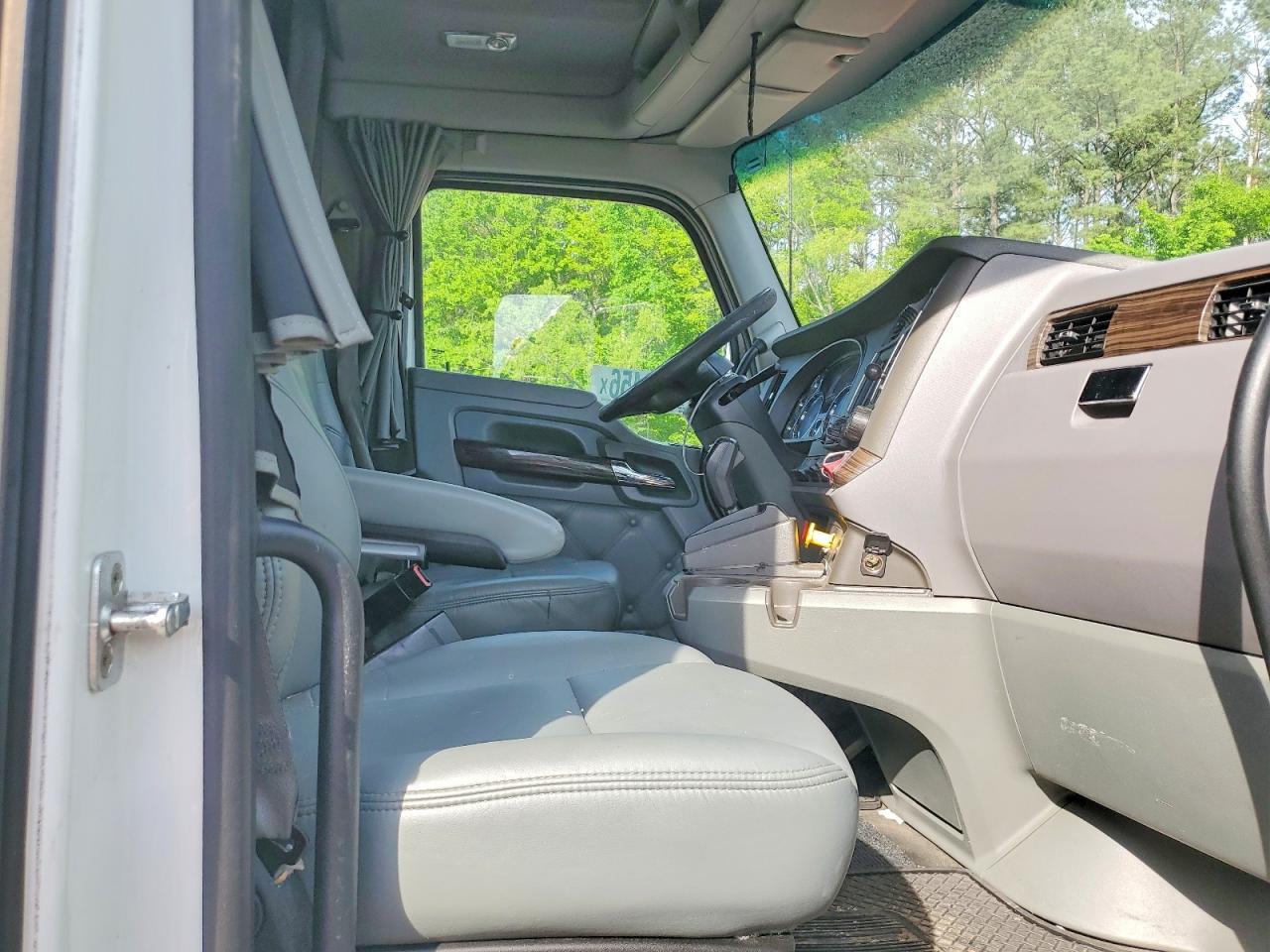 2016 Kenworth T680 Semi Truck