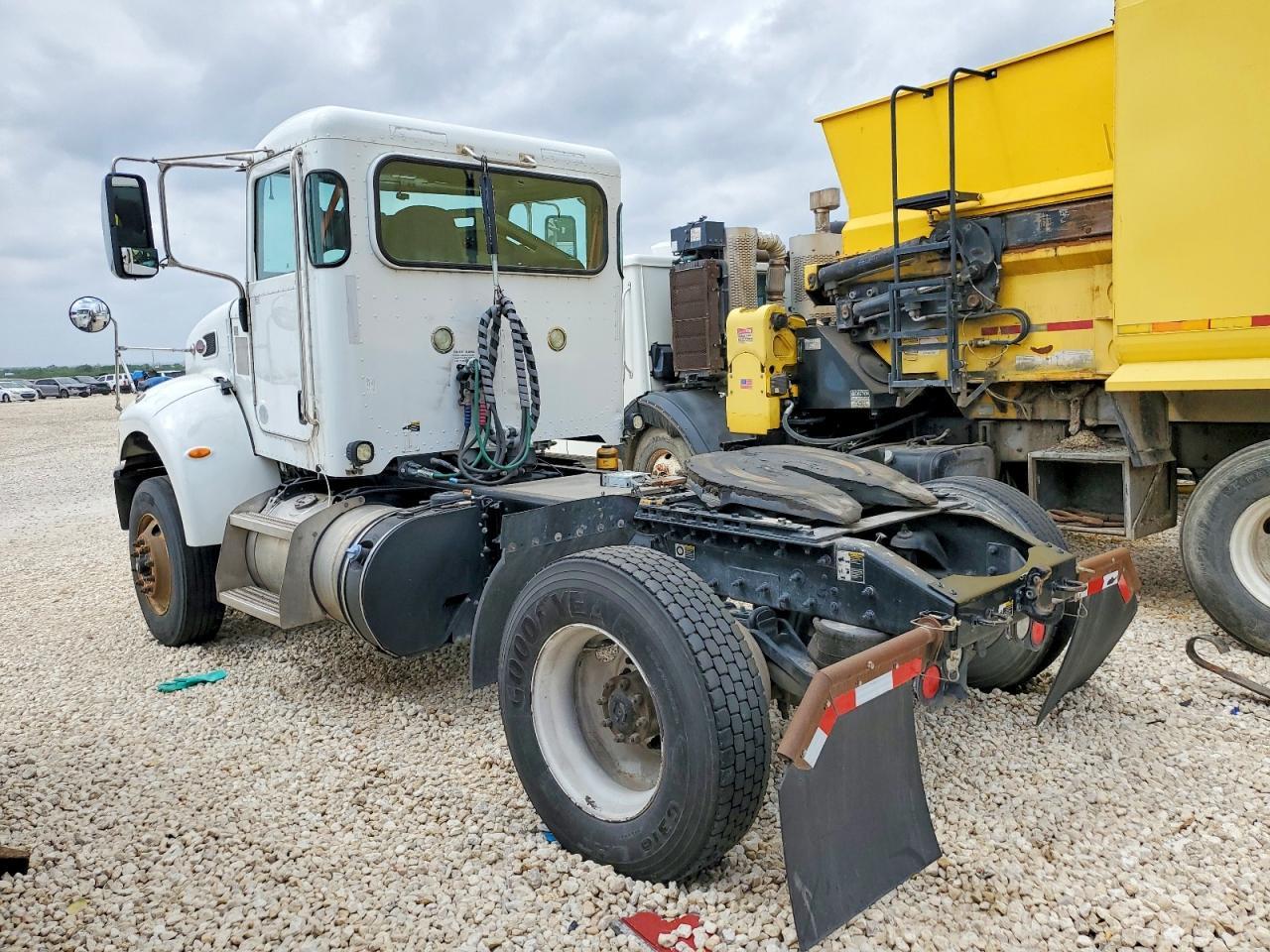 2017 Peterbilt 348 Semi Truck