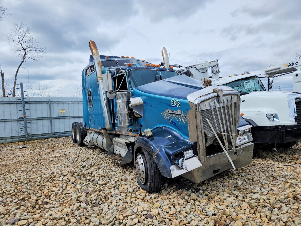 2000 Kenworth W900 Semi Truck