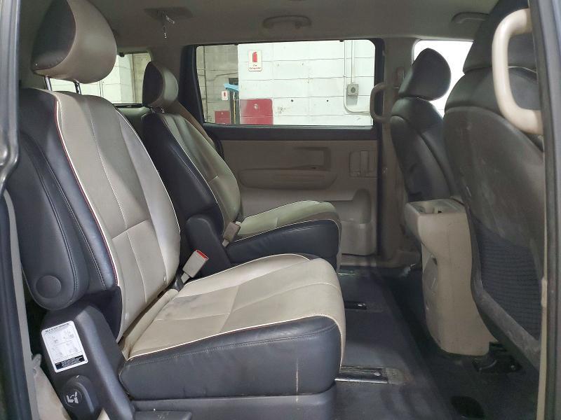 2017 KIA Sedona lx