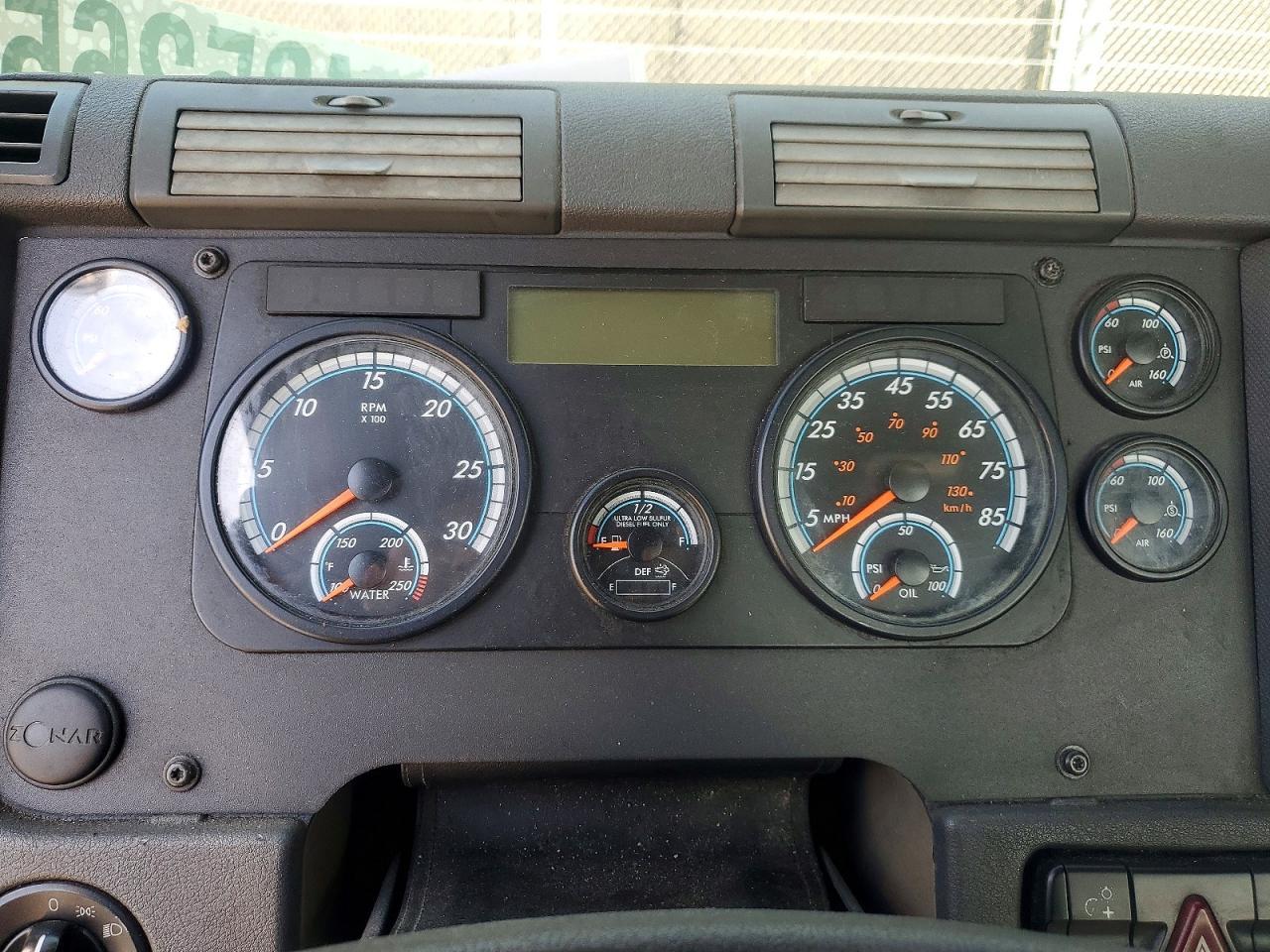 2017 Freigliner 2017 Freightliner Cascadia 113 Semi Truck