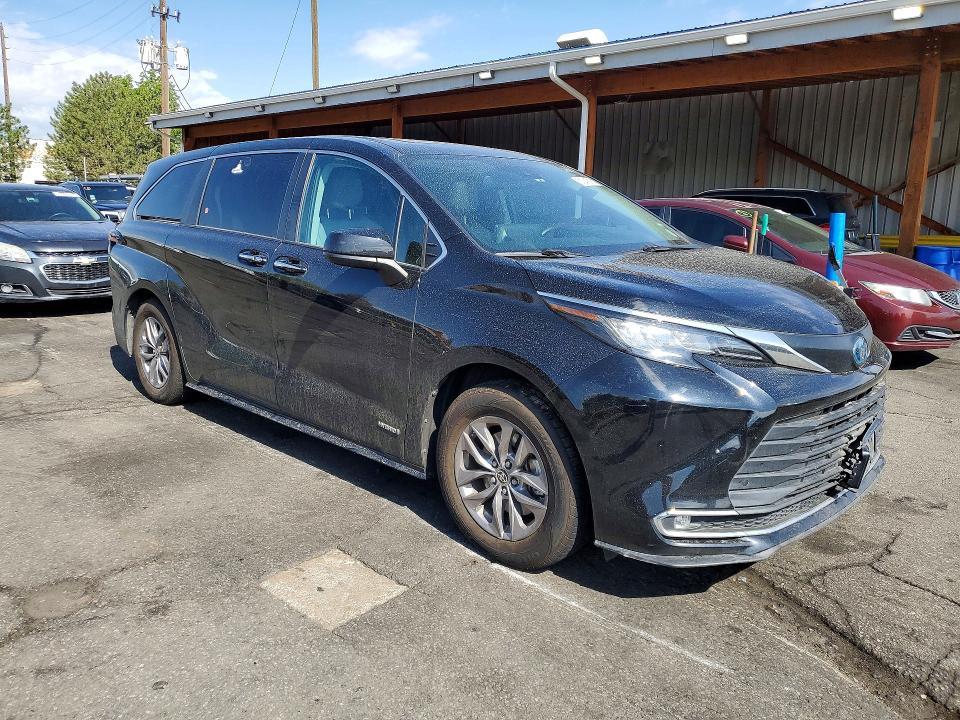 2021 Toyota Sienna xle